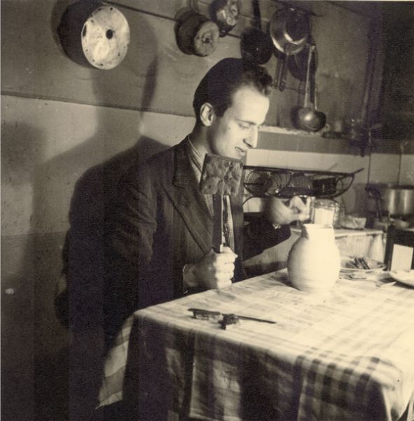 Boris Vian dans sa cuisine